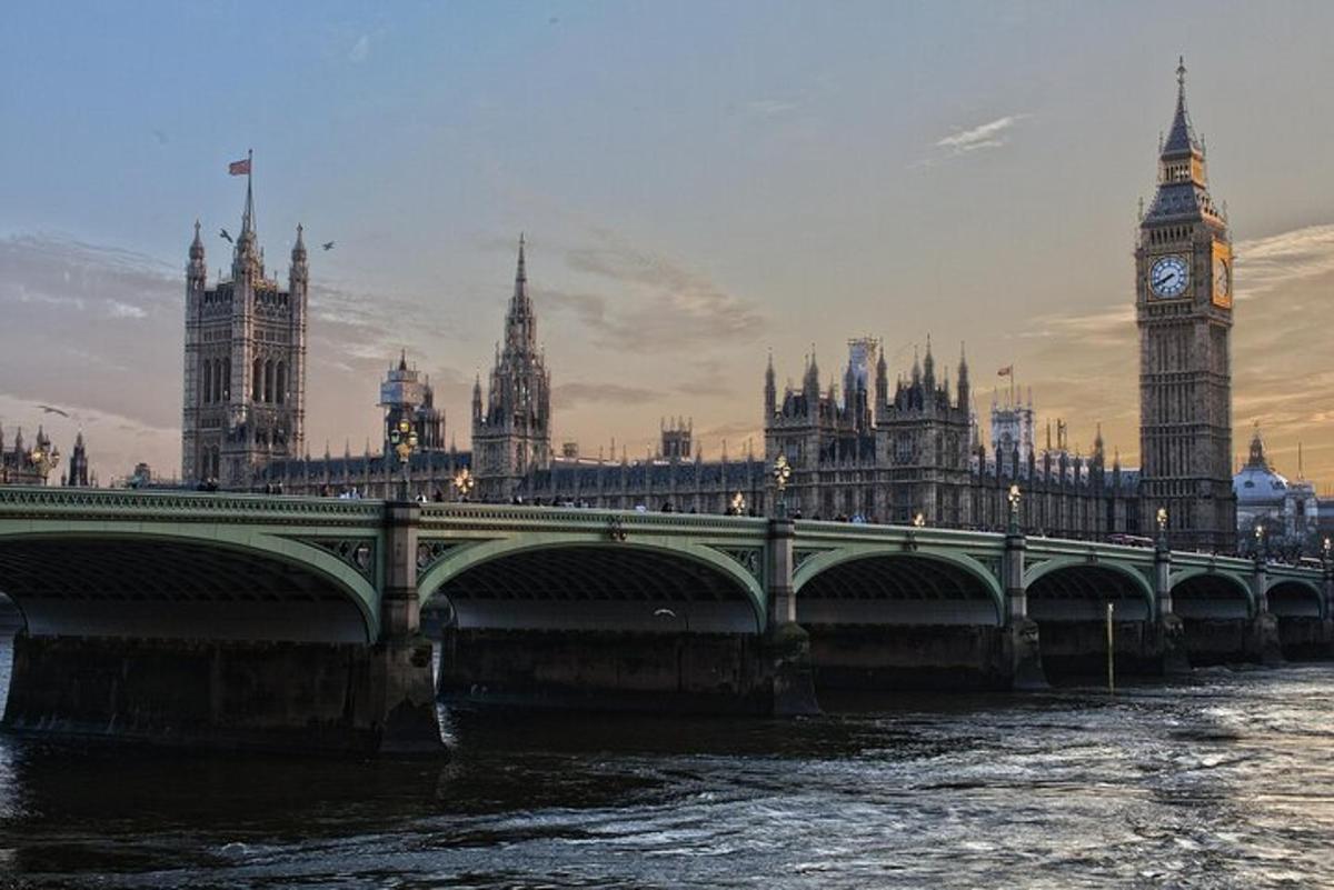một cây cầu bắc qua sông có tháp đồng hồ big ben