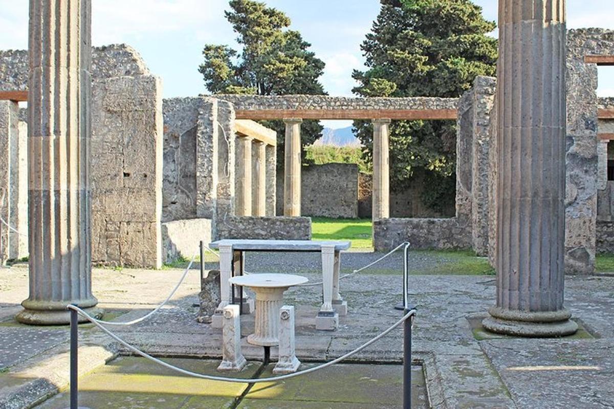 una taula al mig d'un edifici amb columnes