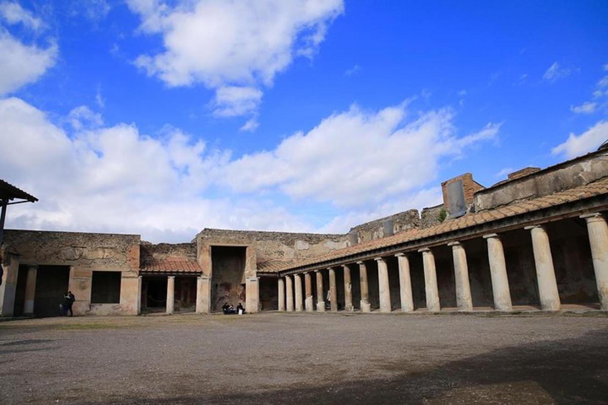 un edifici antic amb columnes i un cel blau