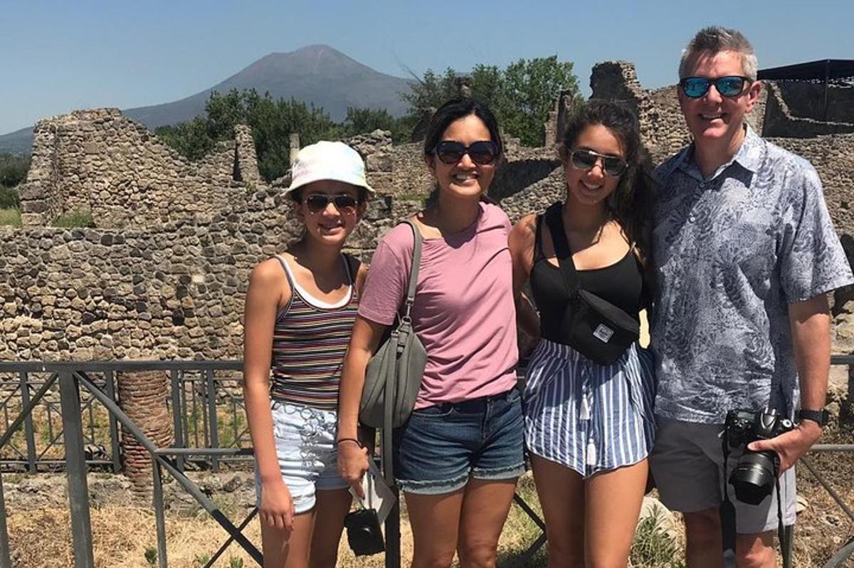 un grup de persones dempeus davant d'un edifici
