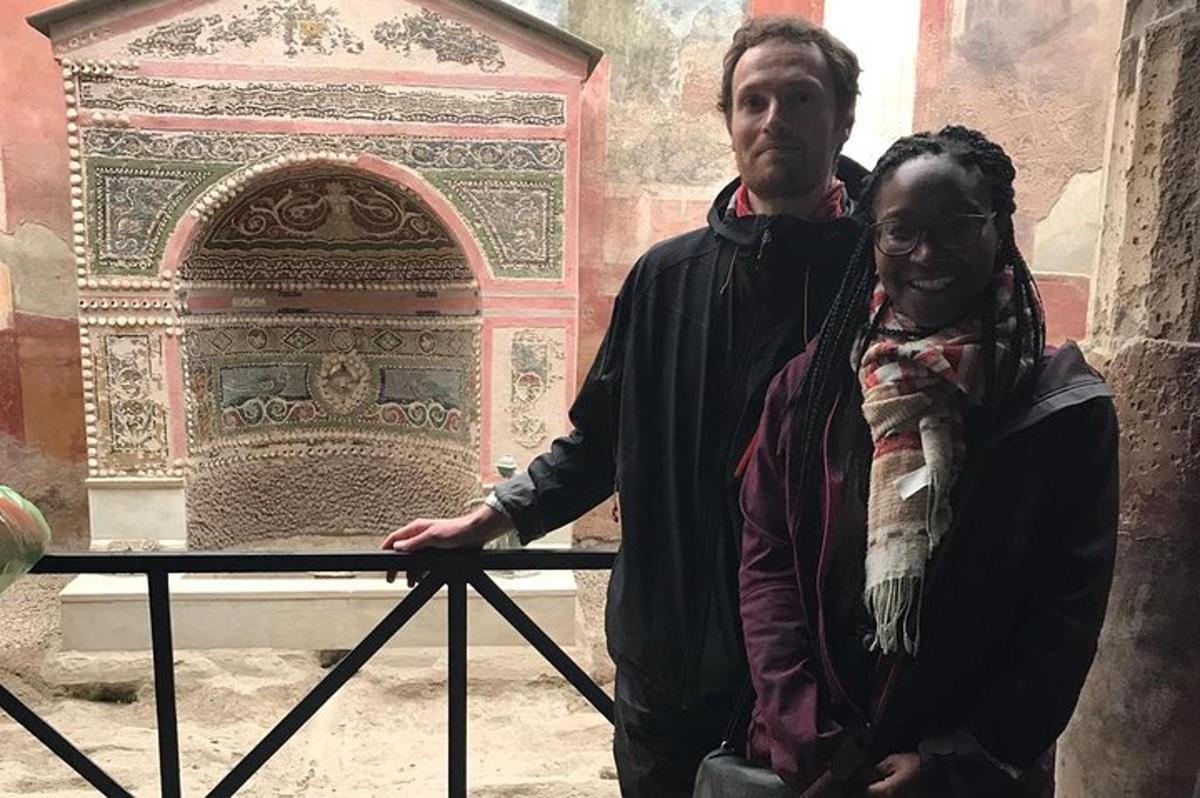 un home i una dona drets al costat d'una taula