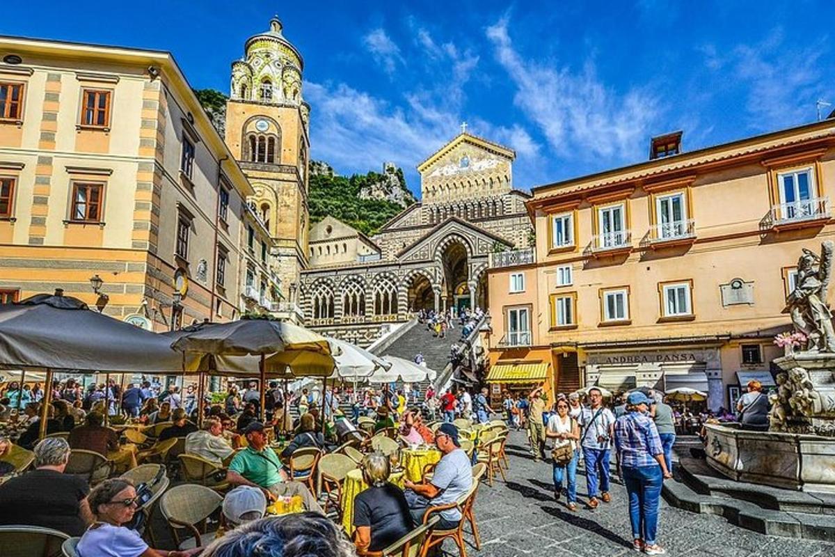 skupina lidí sedících u stolů na ulici