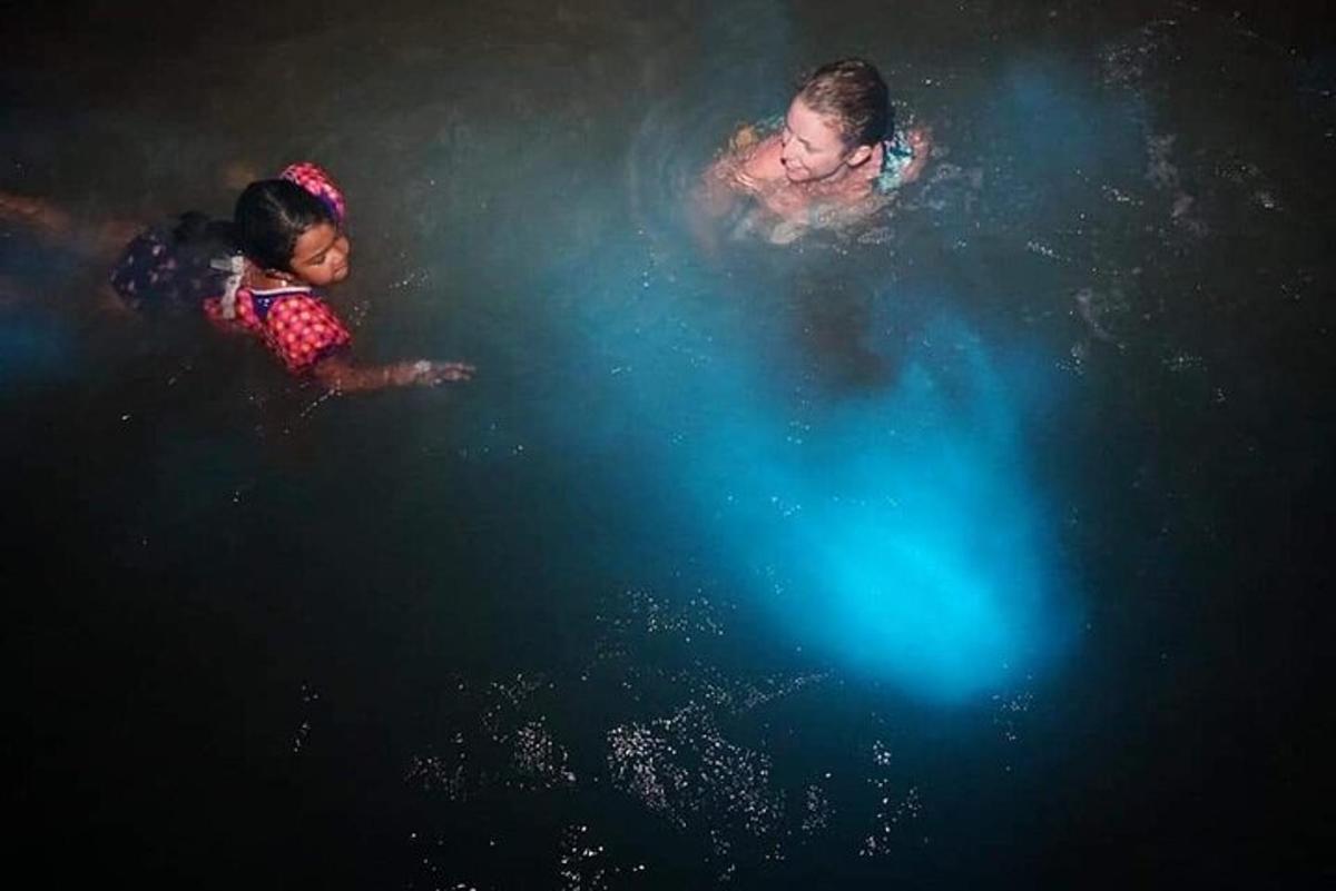 due bambini che giocano nell'acqua di notte