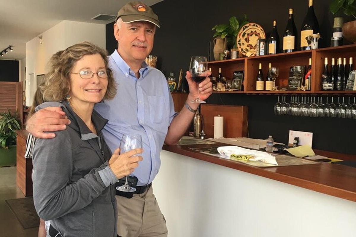 um homem e uma mulher segurando taças de vinho