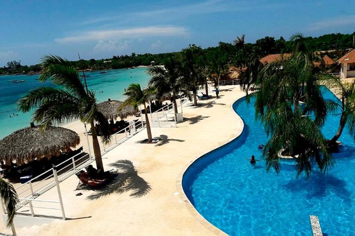 une vue aérienne d'une piscine de complexe hôtelier avec des palmiers