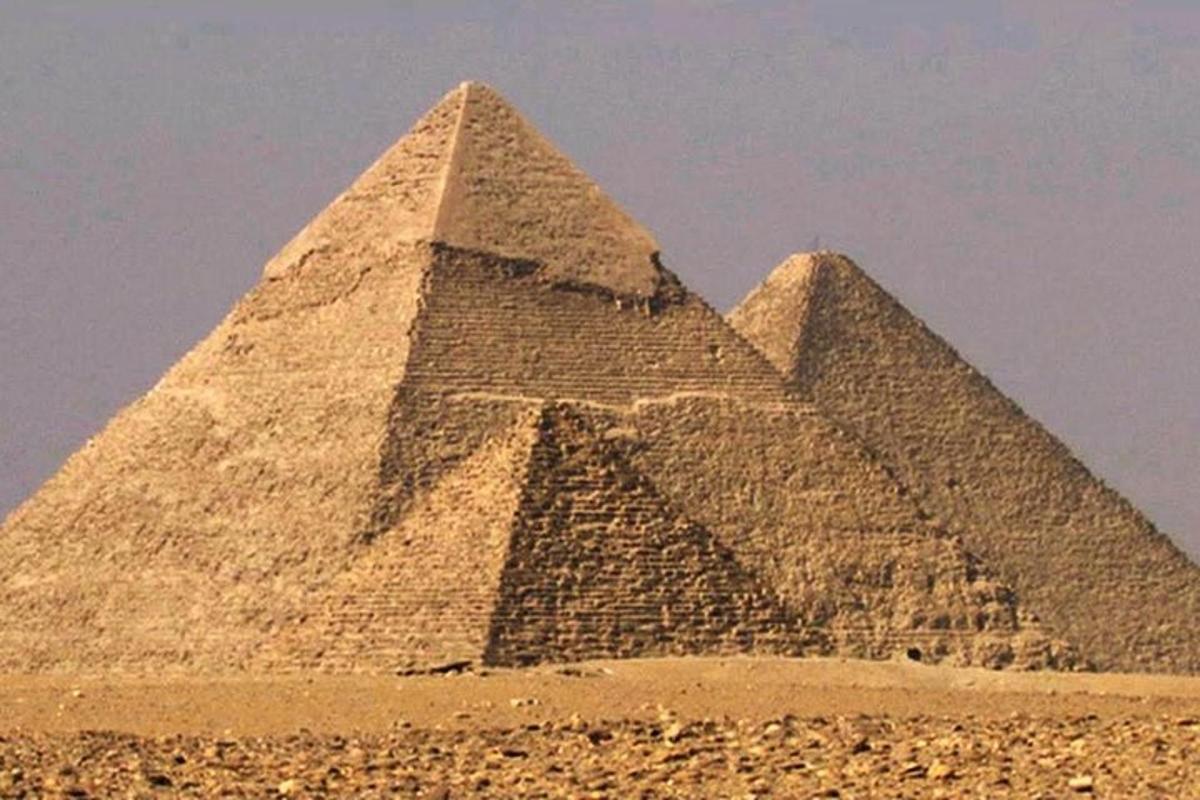 deux pyramides au milieu d'un désert