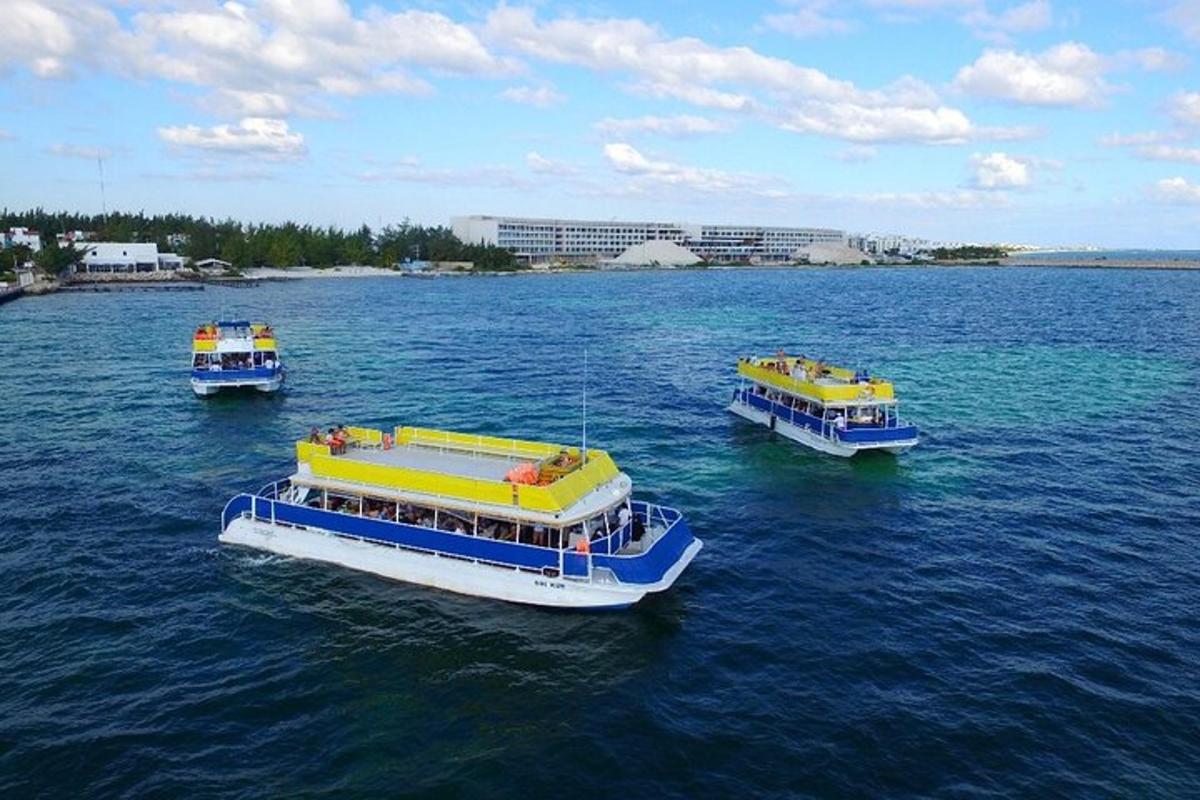 tři lodě plující na velké vodní ploše