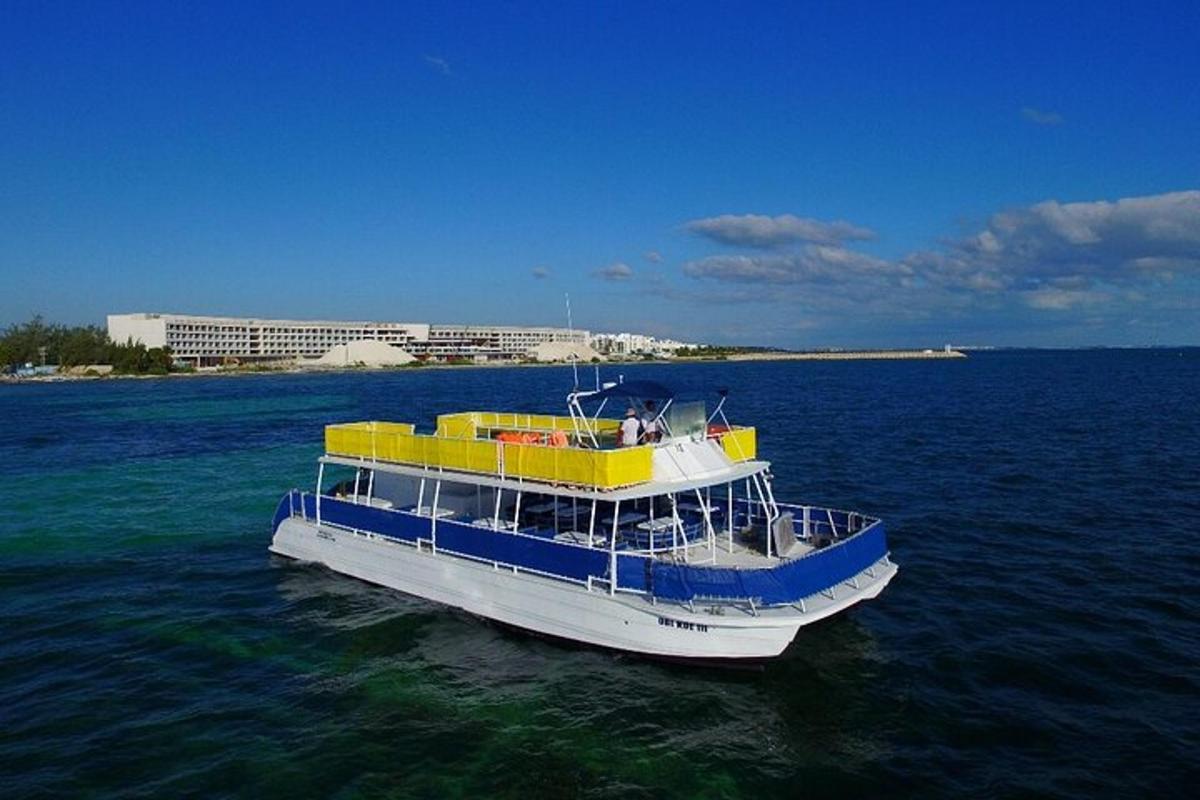 una barca gialla e blu nell'acqua