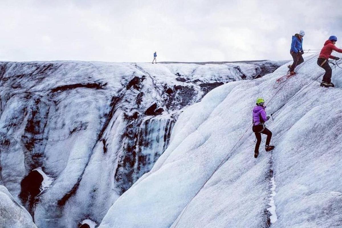 un gruppo di tre persone su una montagna innevata