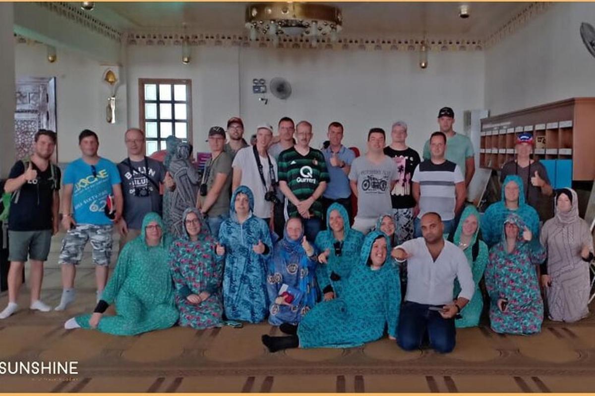 eine Gruppe von Menschen, die gemeinsam für ein Foto posieren