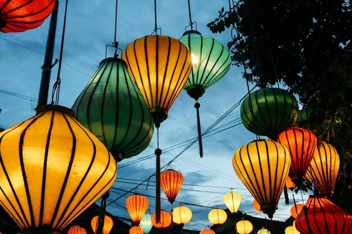 isang bungkos ng mga parol ang nakasabit sa langit