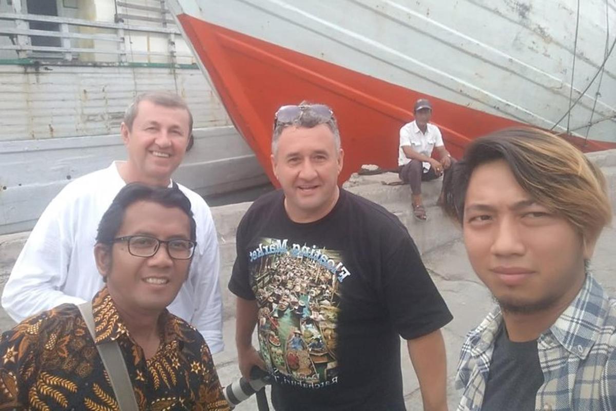 um grupo de quatro pessoas posando para uma foto