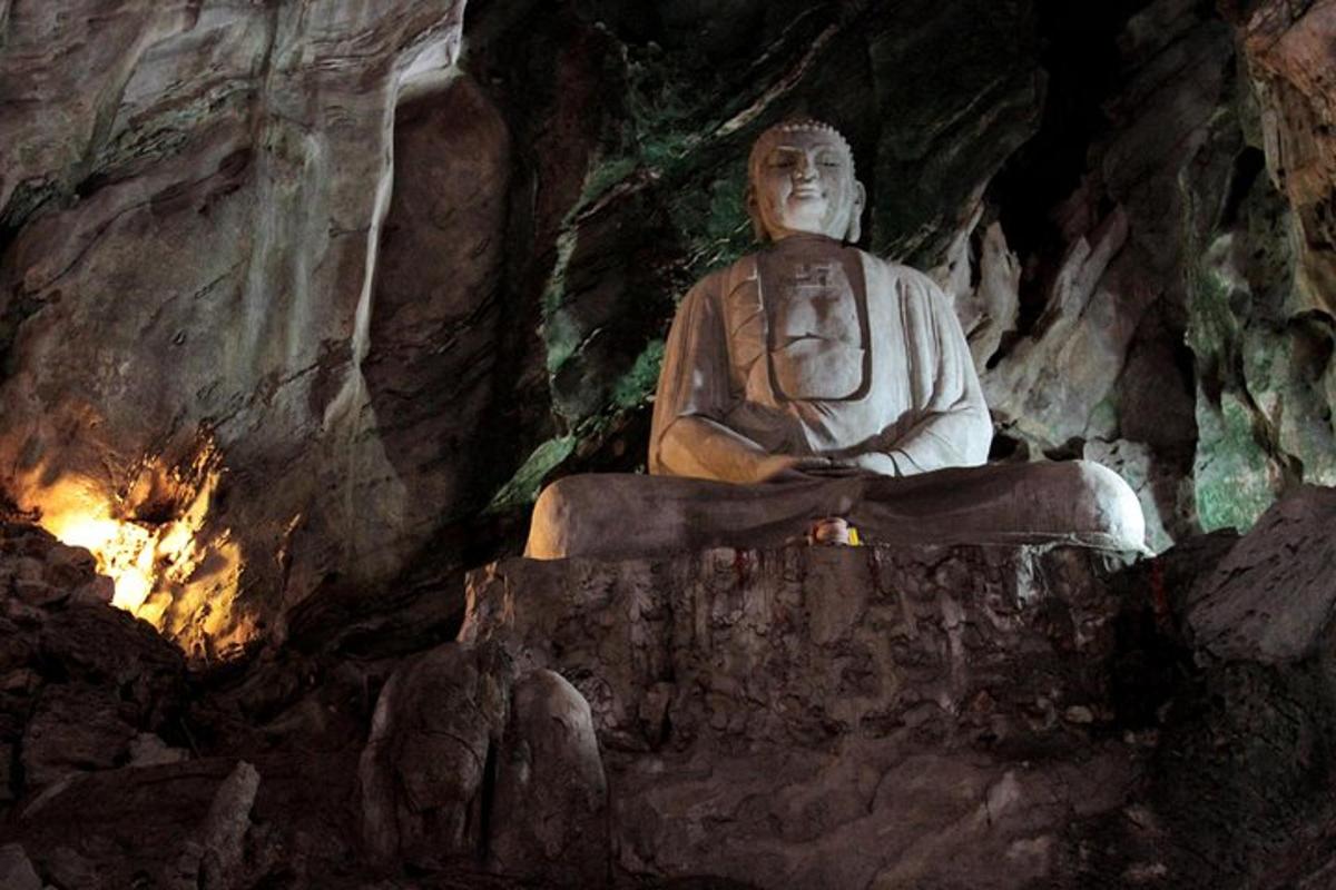 o statuie mare așezată într-o peșteră într-o peșteră
