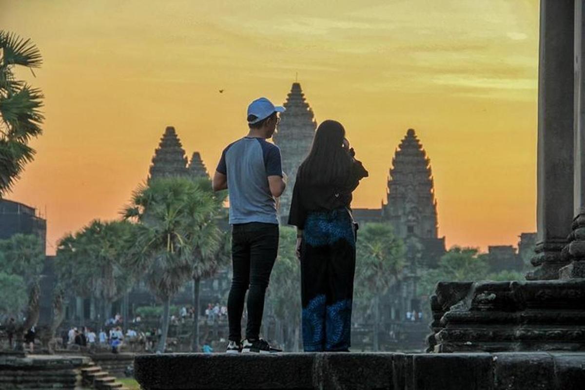 seorang pria dan seorang wanita berdiri di depan kuil