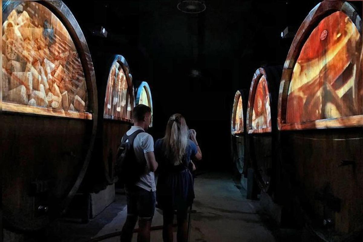 Un hombre y una mujer de pie en un túnel oscuro.