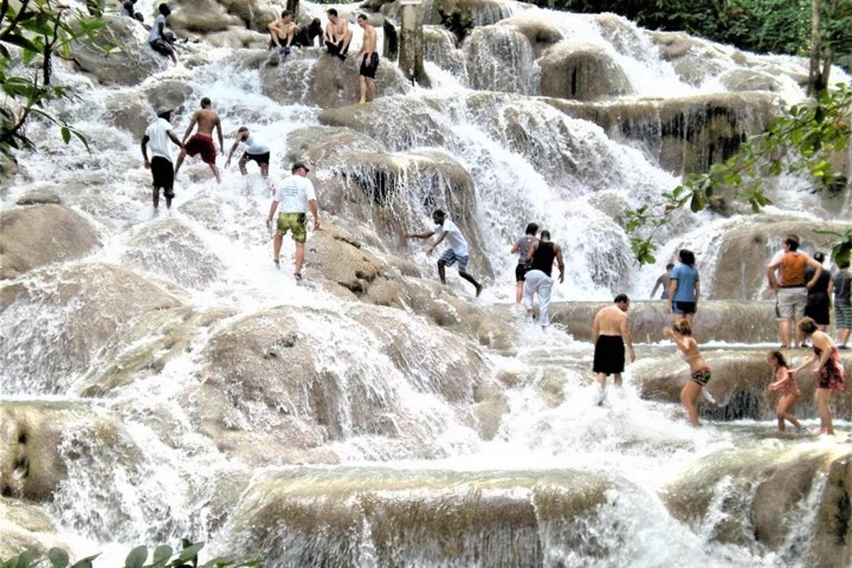 група людей, що стоять у водоспаді