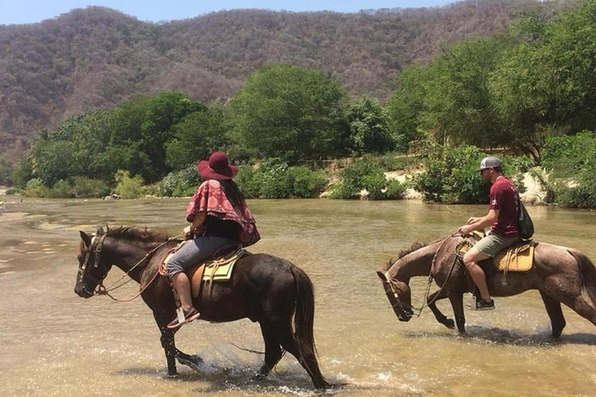 duas pessoas estão cavalgando por um rio