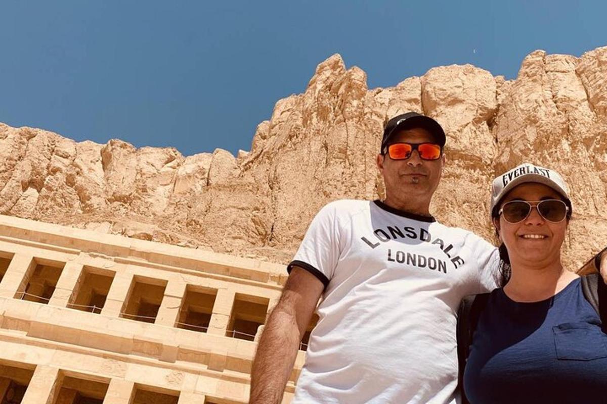 un uomo e una donna in piedi davanti a un edificio
