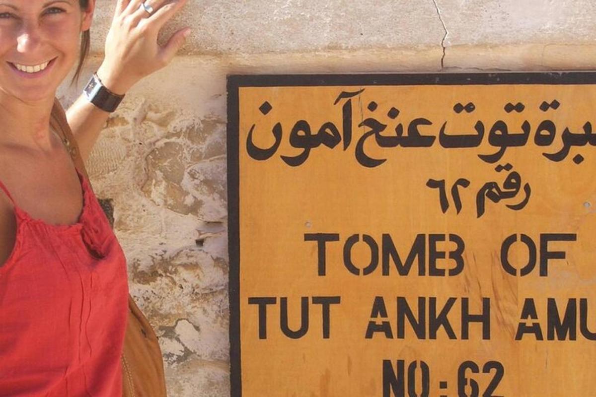 μια γυναίκα στέκεται μπροστά σε μια πινακίδα