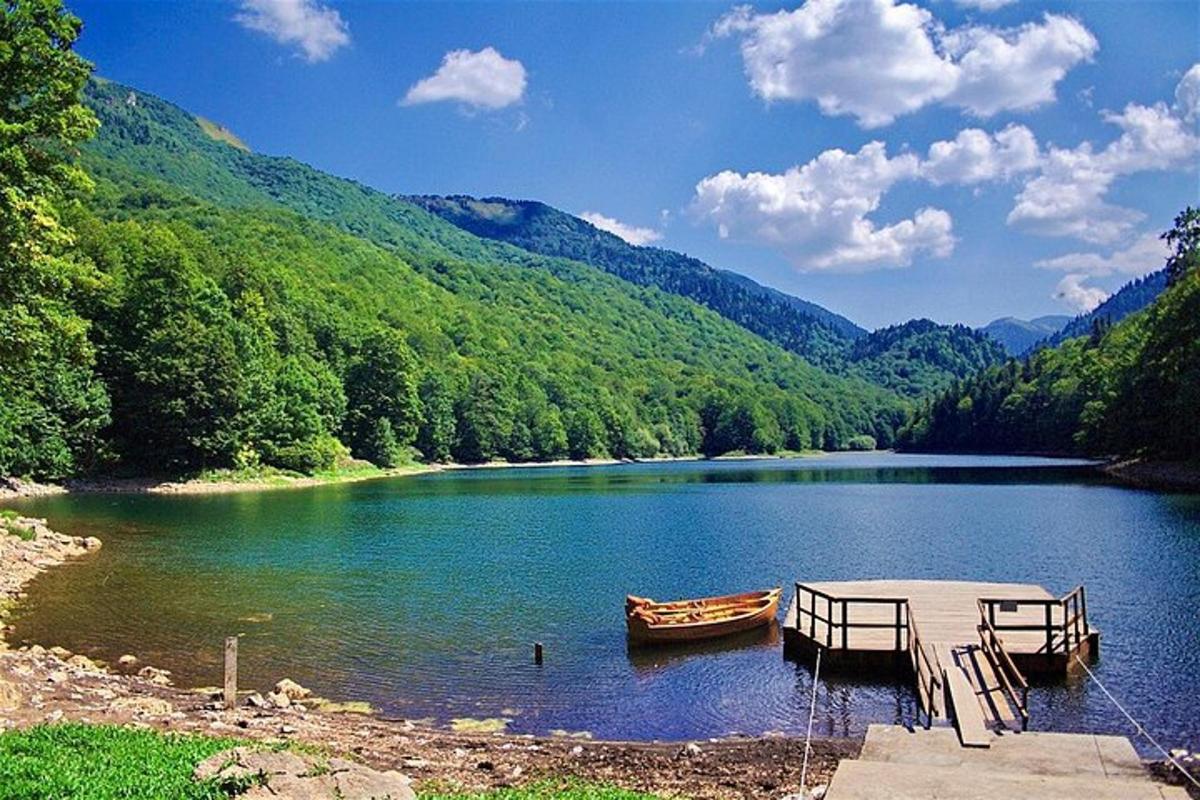 jezero se dvěma loděmi uprostřed