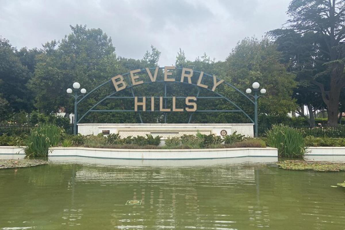 a sign that reads everywhere kills in a park