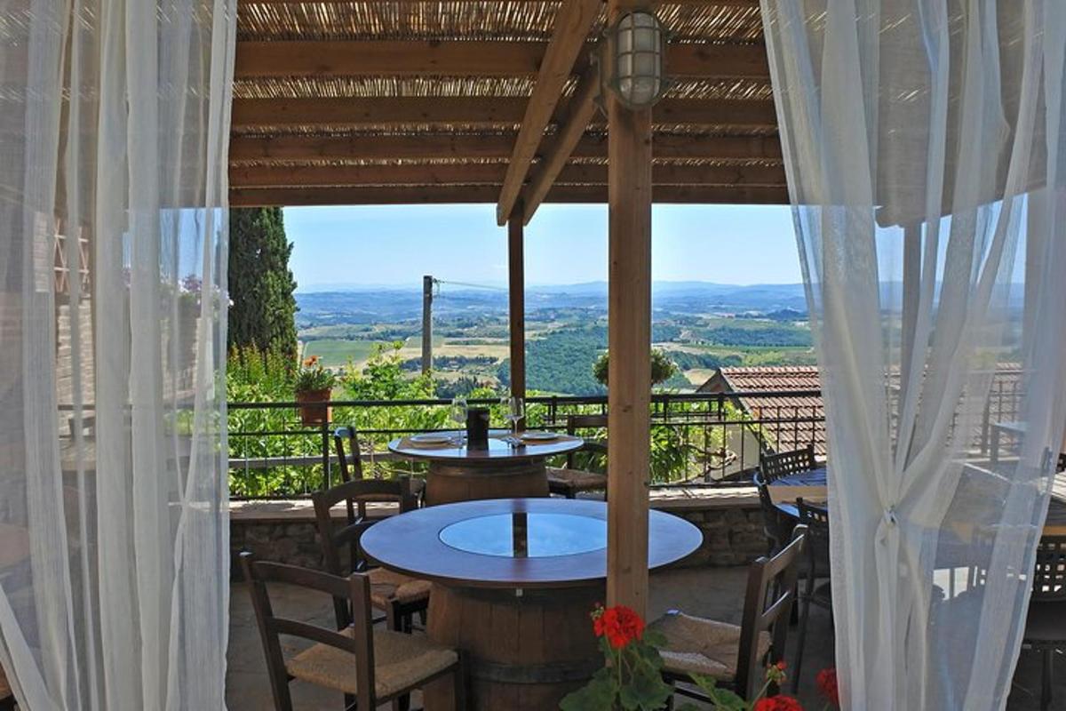 un patio con tavoli e sedie e vista