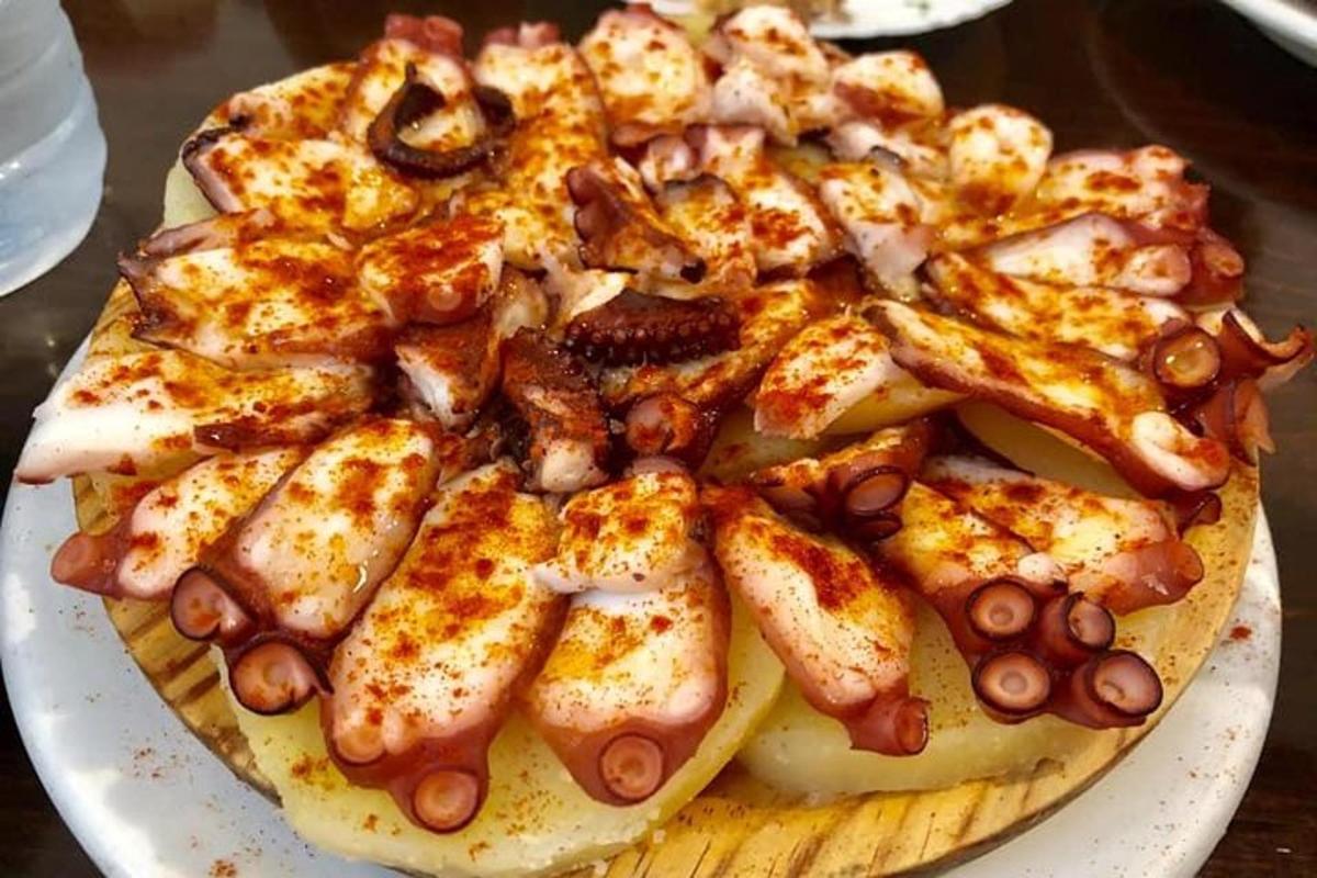 pizza položená na bielom tanieri