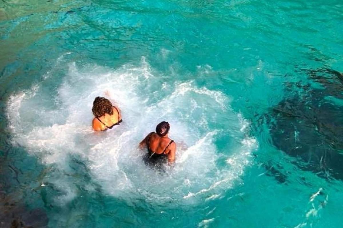 zwei Menschen schwimmen in einem Wasserbecken