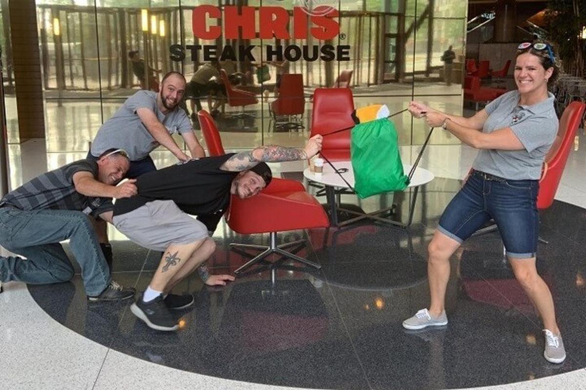 en gruppe mennesker sidder omkring et bord i en butik