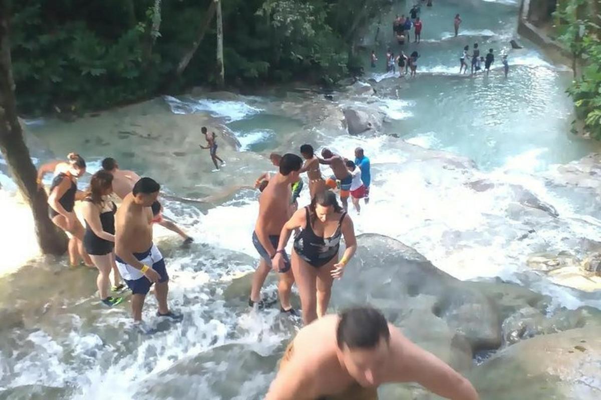 μια ομάδα ανθρώπων που στέκονται σε ένα ποτάμι