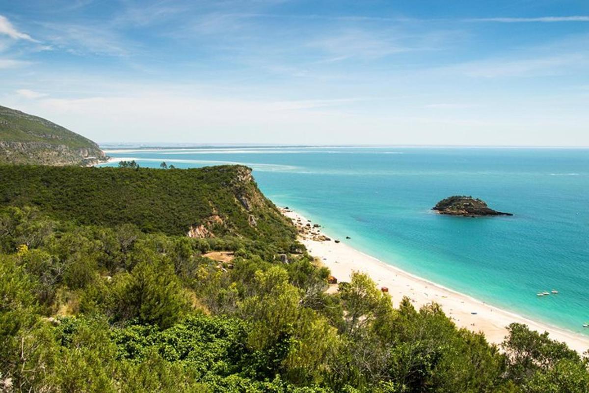 una spiaggia con una piccola isola nell'acqua