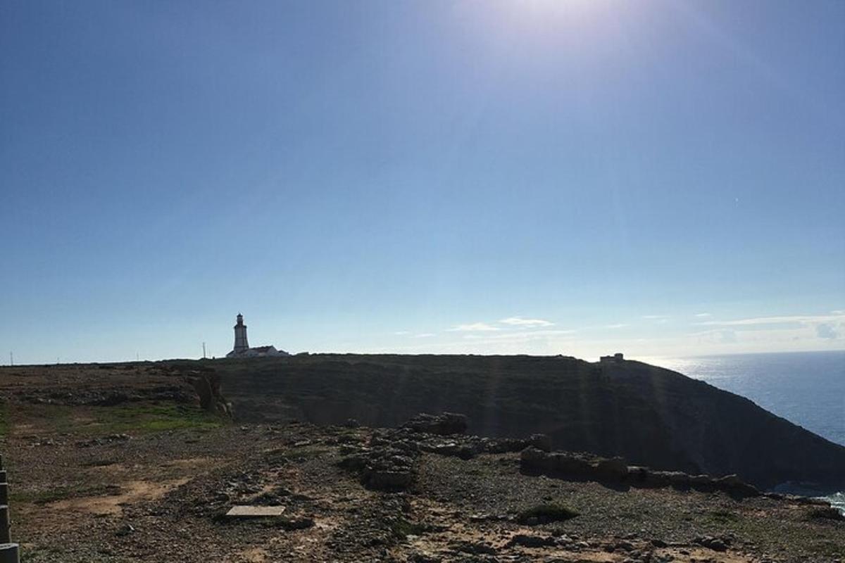 et fyrtårn på toppen av en klippe ved havet