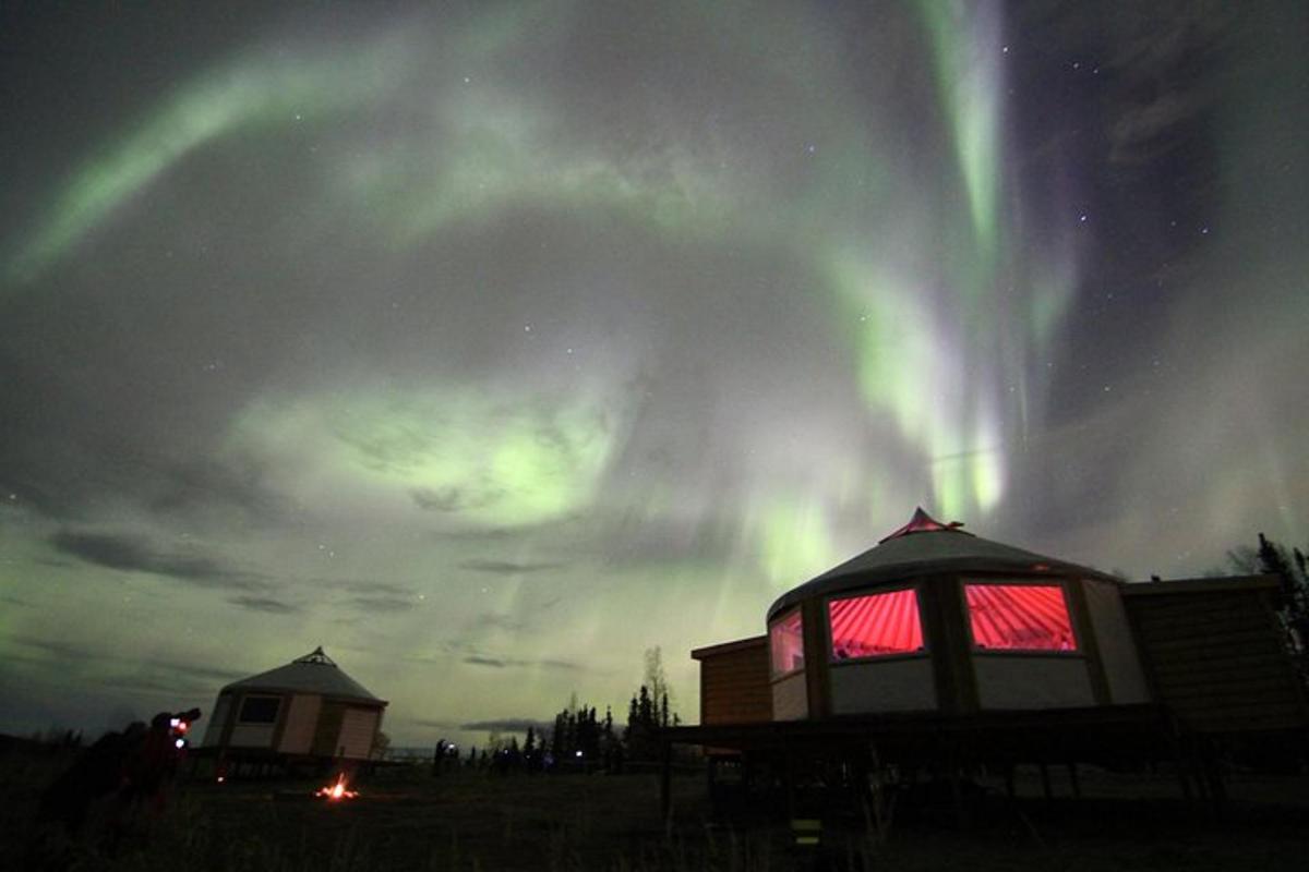 ett par kupoler med norrskenet på himlen