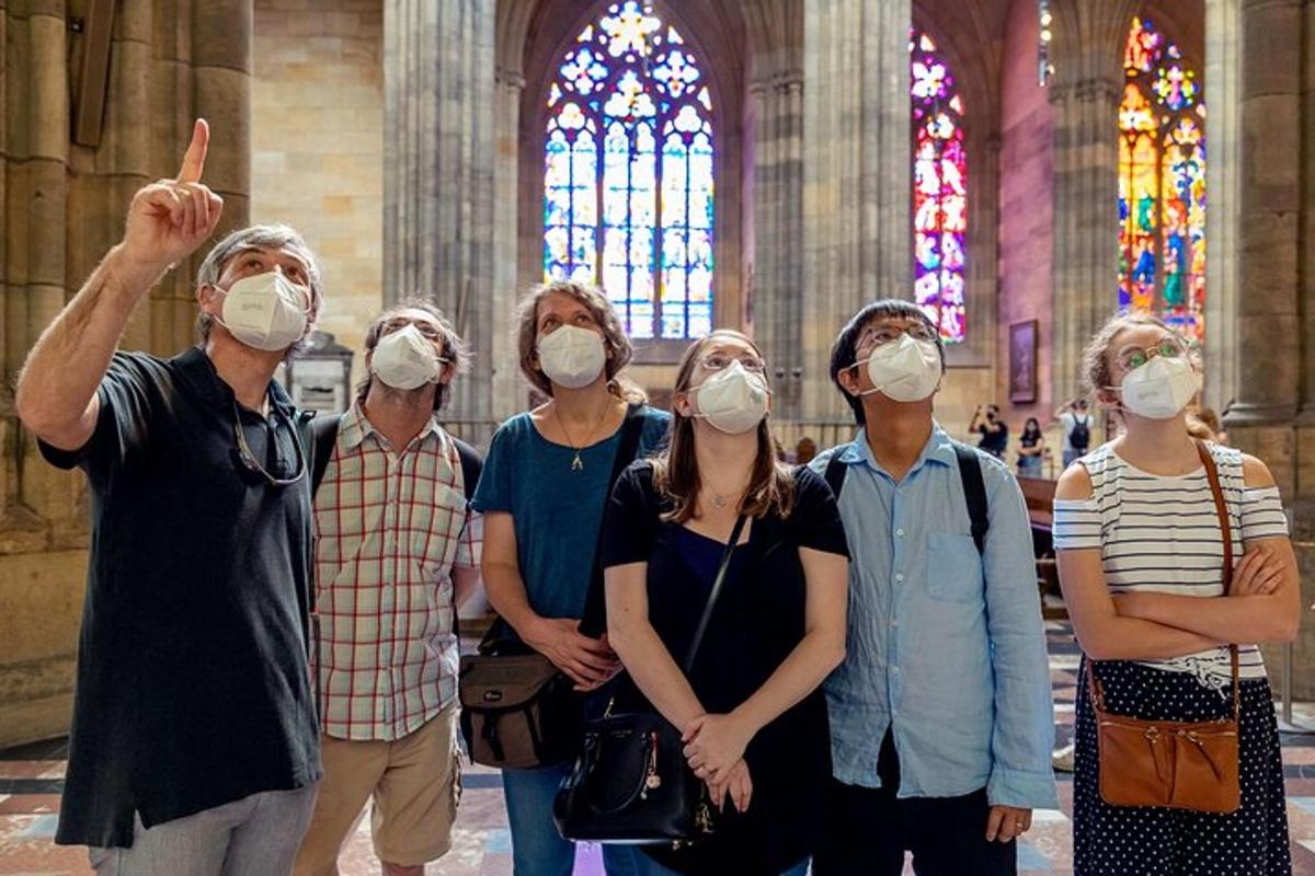 un gruppo di persone che indossano maschere in una cattedrale