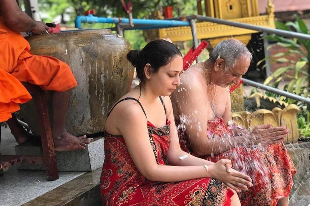 un uomo e una donna seduti nell'acqua