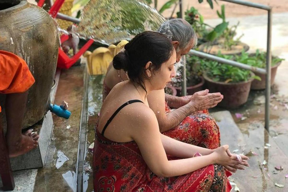 una donna anziana seduta davanti a uno specchio