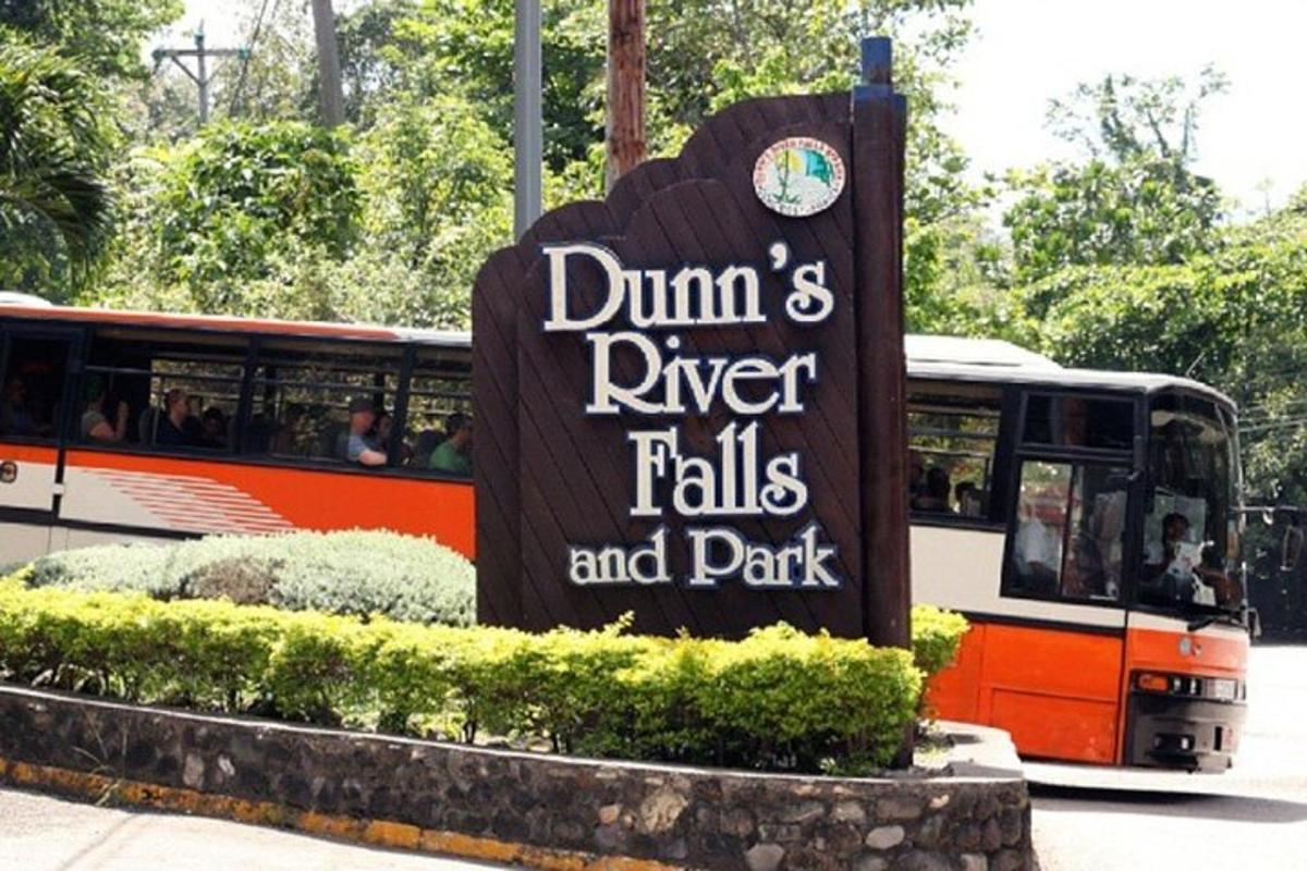 značka pre vodopády rieky Dums a park s autobusom