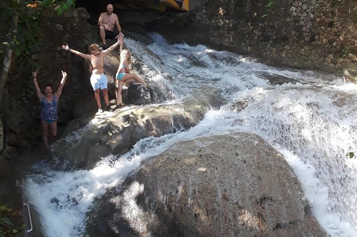 un gruppo di persone in piedi sulle rocce in un fiume