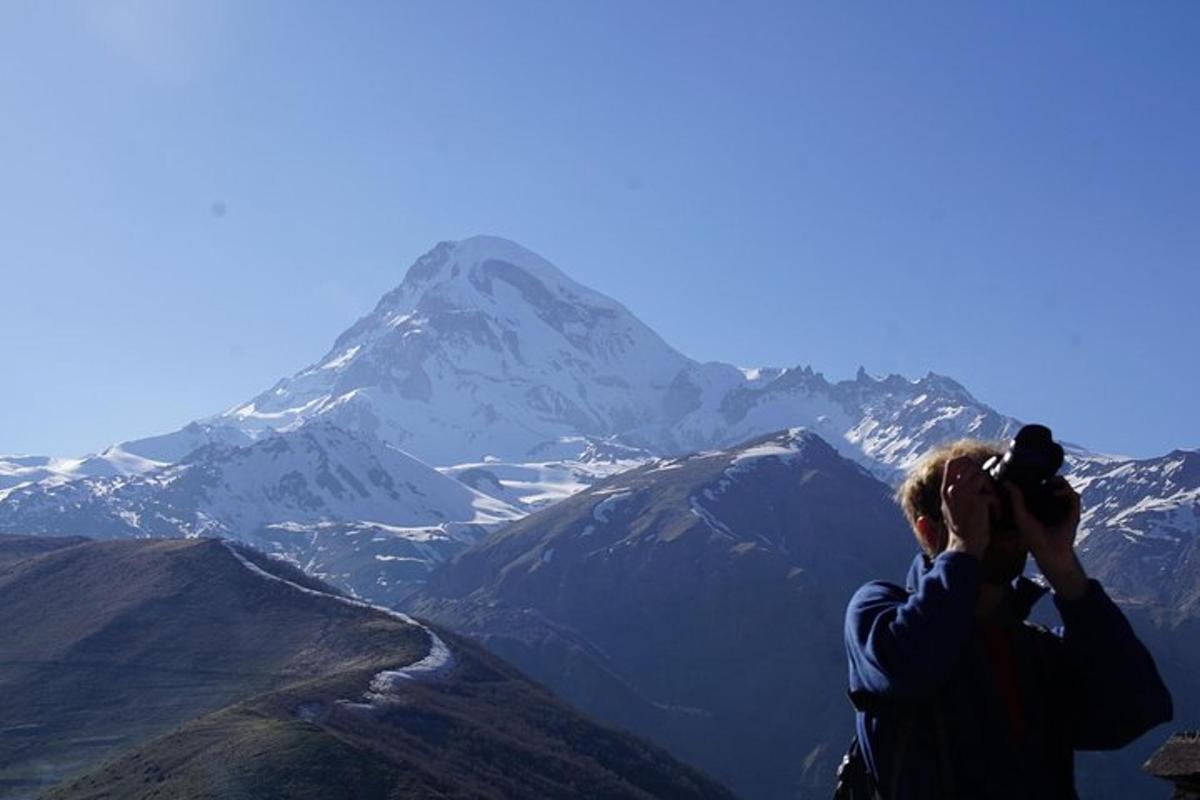 un uomo che scatta una foto di una montagna