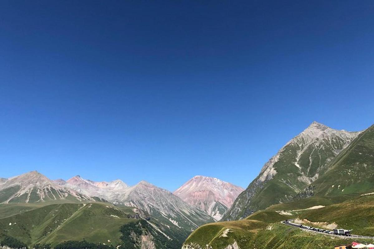 una vista di una catena montuosa con un cielo azzurro