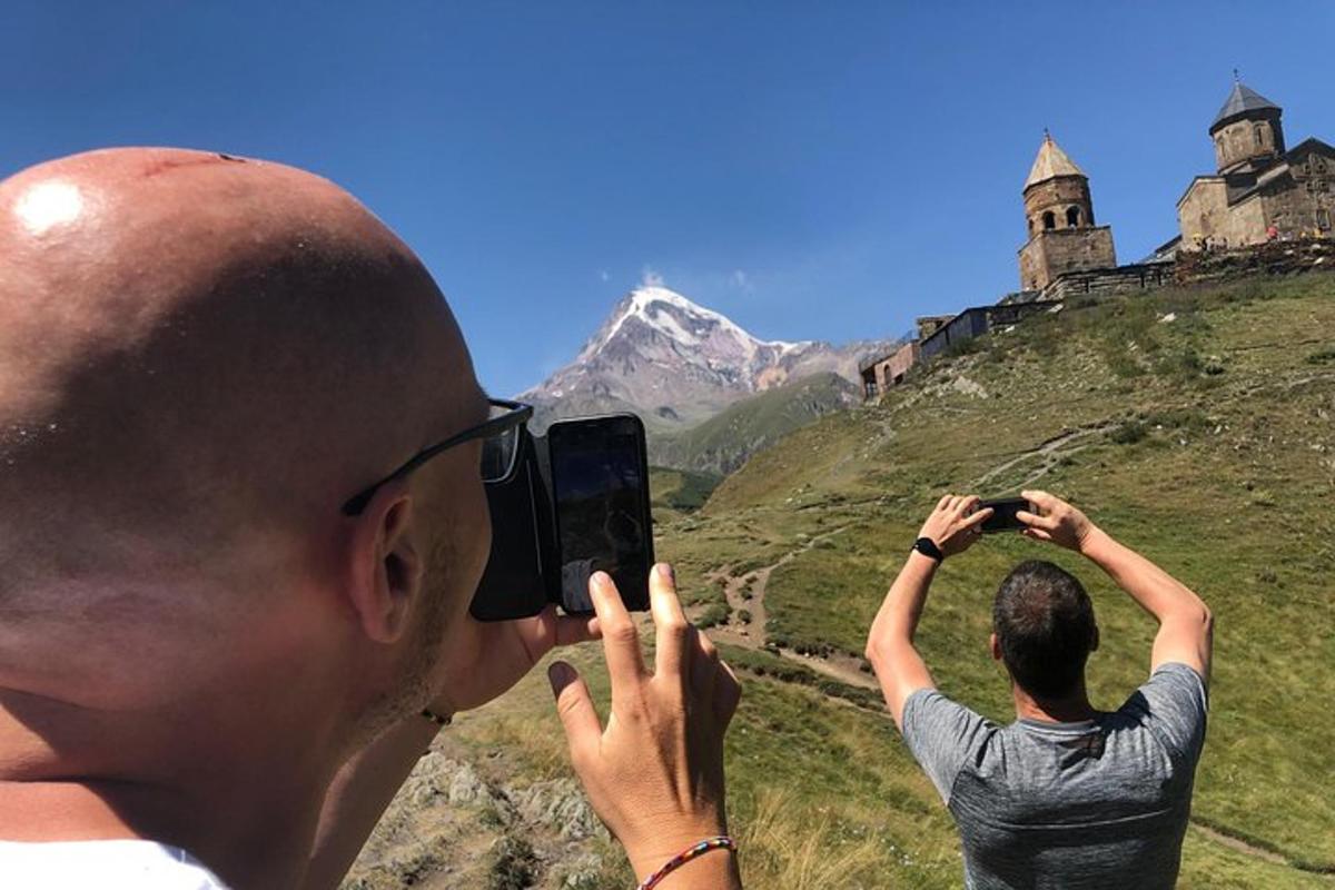 par ljudi fotografira goro