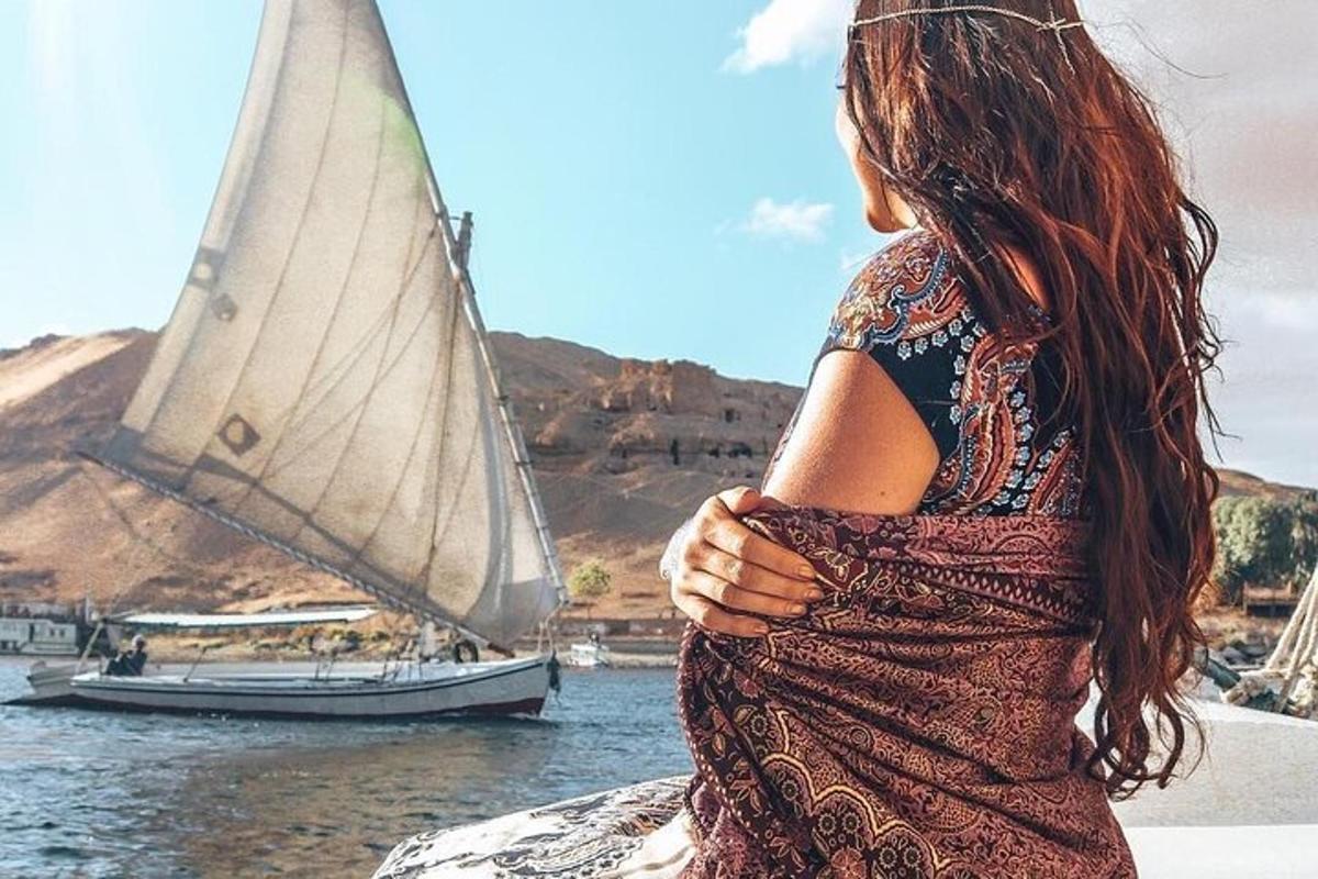 una mujer parada frente a un velero