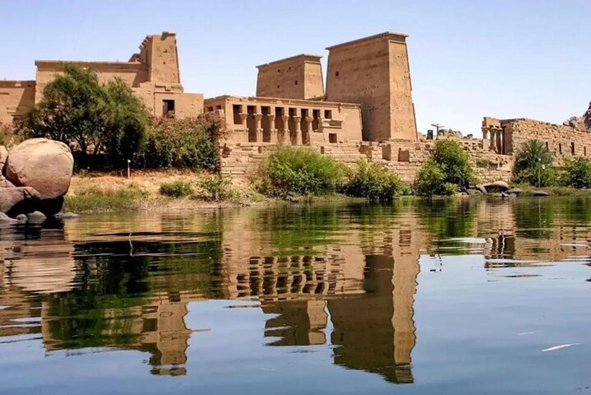 Un edificio antiguo se refleja en un cuerpo de agua.