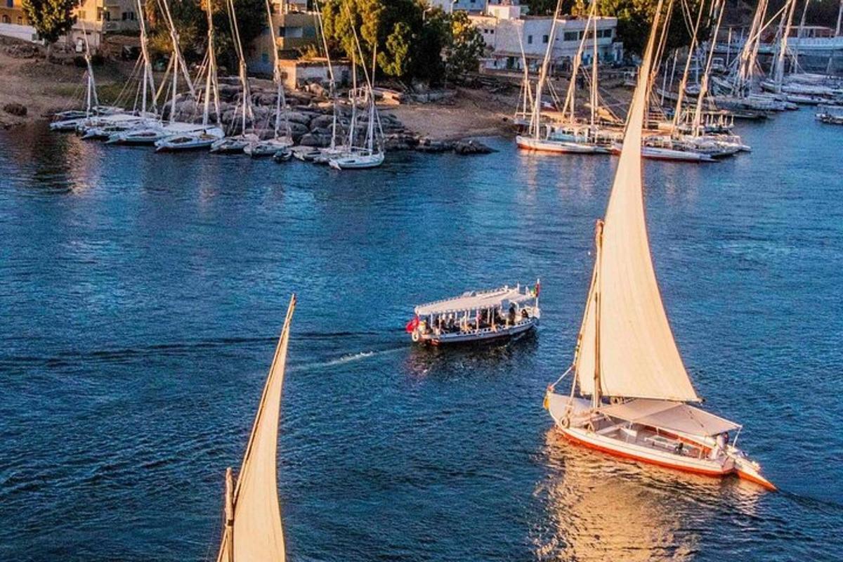 un grupo de barcos en un cuerpo de agua