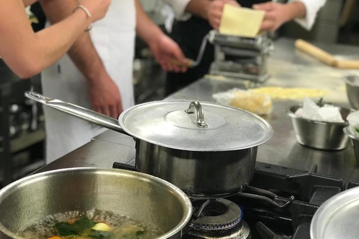 una pentola di cibo su un fornello in una cucina