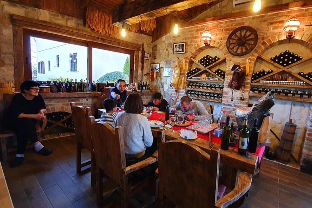 grupa ljudi koji sjede za barom u restoranu