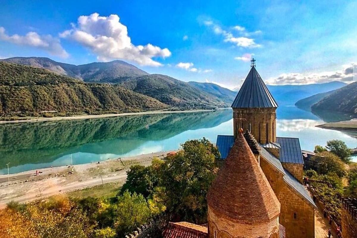 una chiesa con vista sul fiume e sulle montagne