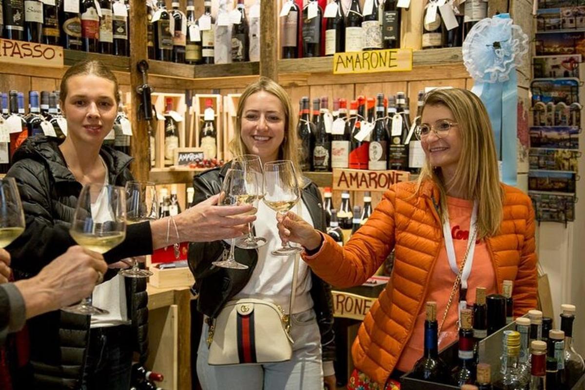三位女士在葡萄酒商店里举着酒杯