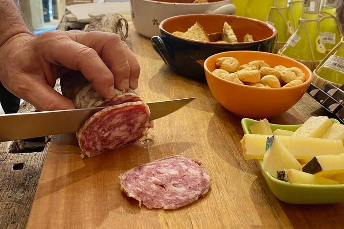 una persona tallant un tros de carn en una taula de tallar