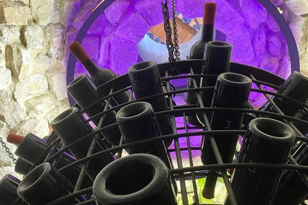 un mucchio di bottiglie di vino in un portabottiglie